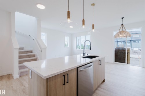 2120 Crossbill Lane, Edmonton, AB - Indoor Photo Showing Kitchen With Upgraded Kitchen