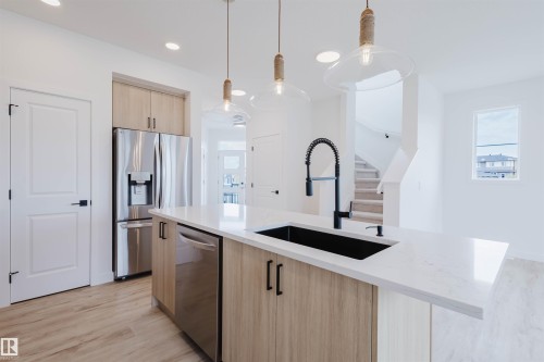 2120 Crossbill Lane, Edmonton, AB - Indoor Photo Showing Kitchen With Upgraded Kitchen