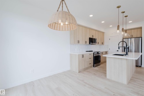 2120 Crossbill Lane, Edmonton, AB - Indoor Photo Showing Kitchen With Upgraded Kitchen