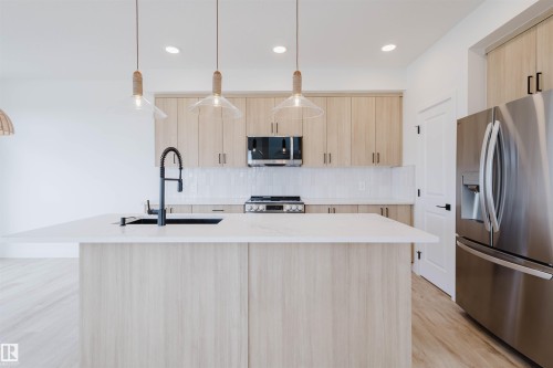 2120 Crossbill Lane, Edmonton, AB - Indoor Photo Showing Kitchen With Upgraded Kitchen
