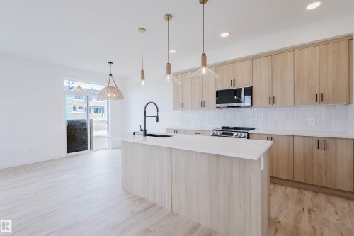 2120 Crossbill Lane, Edmonton, AB - Indoor Photo Showing Kitchen With Upgraded Kitchen