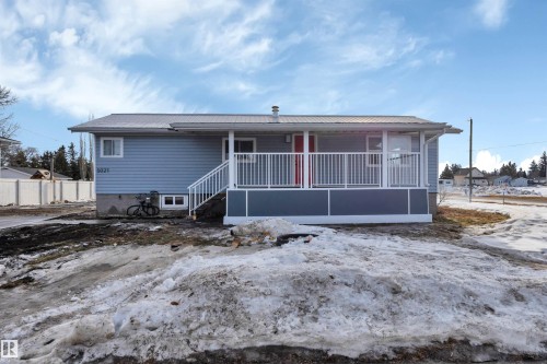 View of front of house featuring a porch - 5021 46 Avenue, Calmar, AB - Outdoor