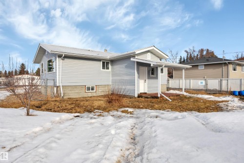 View of front facade with a gate - 5021 46 Avenue, Calmar, AB - Outdoor