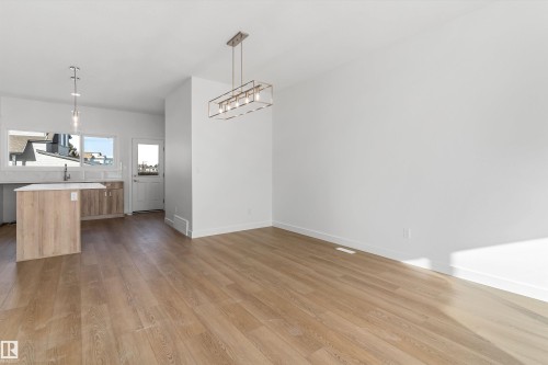 20808 40 Avenue, Edmonton, AB - Indoor Photo Showing Kitchen