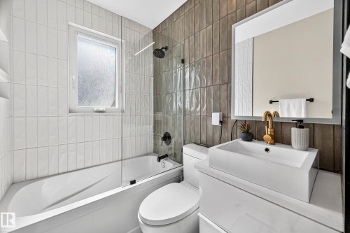 10507 69 Avenue, Edmonton, AB - Indoor Photo Showing Bathroom