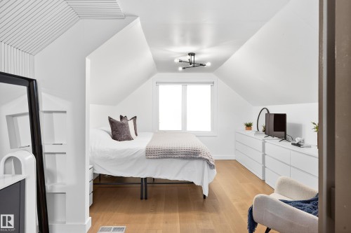 10507 69 Avenue, Edmonton, AB - Indoor Photo Showing Bedroom