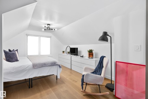 10507 69 Avenue, Edmonton, AB - Indoor Photo Showing Bedroom