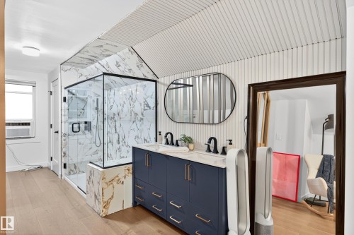 10507 69 Avenue, Edmonton, AB - Indoor Photo Showing Bathroom