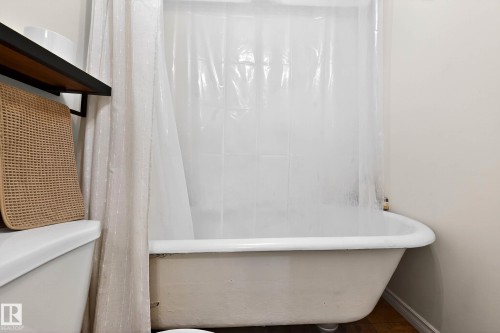 10507 69 Avenue, Edmonton, AB - Indoor Photo Showing Bathroom