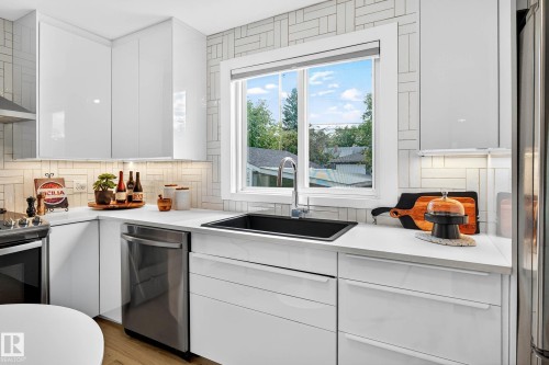 10507 69 Avenue, Edmonton, AB - Indoor Photo Showing Kitchen With Upgraded Kitchen