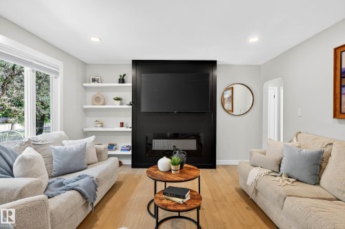 10507 69 Avenue, Edmonton, AB - Indoor Photo Showing Living Room