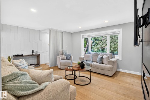 10507 69 Avenue, Edmonton, AB - Indoor Photo Showing Living Room
