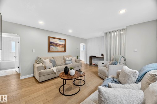 10507 69 Avenue, Edmonton, AB - Indoor Photo Showing Living Room
