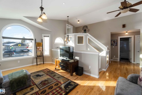 5133 54 Avenue, Redwater, AB - Indoor Photo Showing Living Room