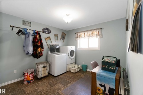 5133 54 Avenue, Redwater, AB - Indoor Photo Showing Laundry Room