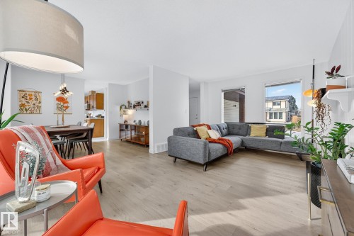 10523 17 Avenue Nw, Edmonton, AB - Indoor Photo Showing Living Room