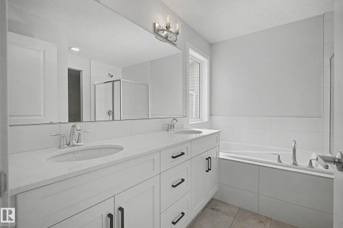 5433 Hawthorn Run, Edmonton, AB - Indoor Photo Showing Bathroom