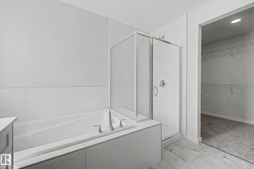 5433 Hawthorn Run, Edmonton, AB - Indoor Photo Showing Bathroom