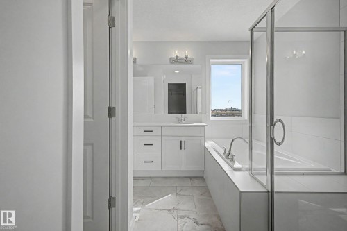 5433 Hawthorn Run, Edmonton, AB - Indoor Photo Showing Bathroom