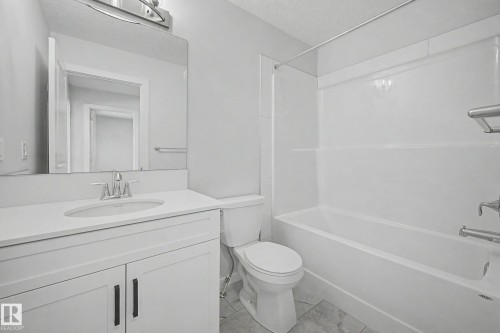 5433 Hawthorn Run, Edmonton, AB - Indoor Photo Showing Bathroom