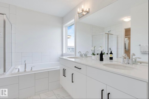 5433 Hawthorn Run, Edmonton, AB - Indoor Photo Showing Bathroom