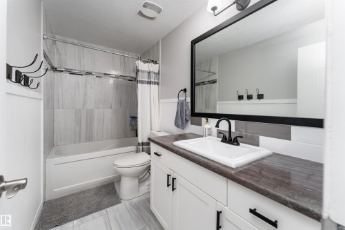 73 Grosvenor Boulevard, St. Albert, AB - Indoor Photo Showing Bathroom