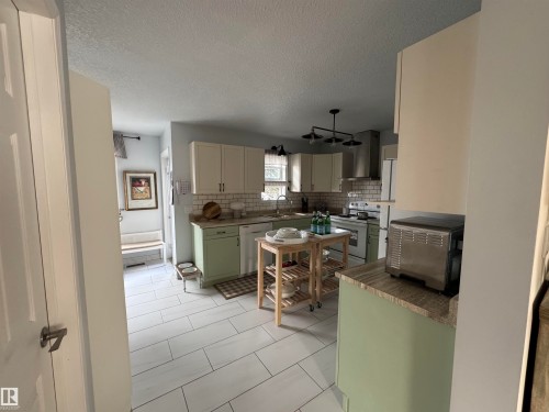Dining room featuring a textured ceiling. Very bright area - 208 178 Bridgeport Boulevard, Leduc, AB - Indoor