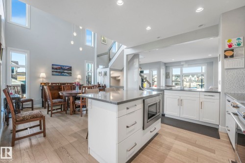 173 Hays Ridge Boulevard, Edmonton, AB - Indoor Photo Showing Kitchen With Upgraded Kitchen