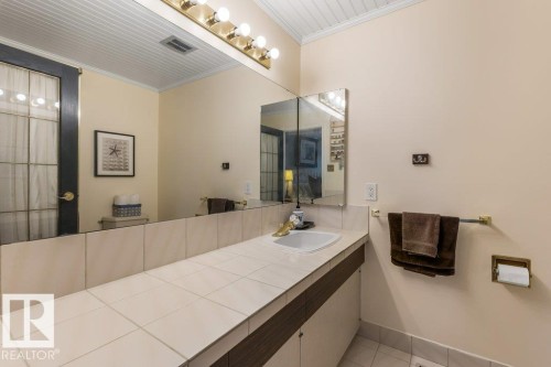 32 Grenfell Avenue, St. Albert, AB - Indoor Photo Showing Bathroom