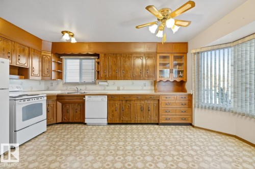 4835 115 Avenue, Edmonton, AB - Indoor Photo Showing Kitchen