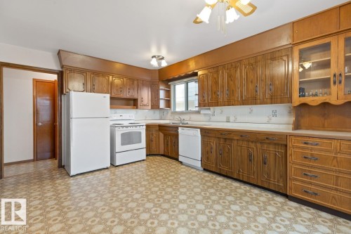 4835 115 Avenue, Edmonton, AB - Indoor Photo Showing Kitchen