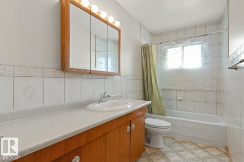 4835 115 Avenue, Edmonton, AB - Indoor Photo Showing Bathroom