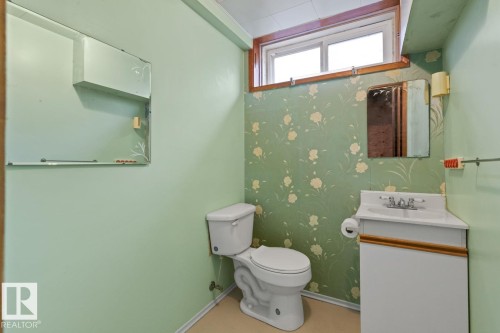 4835 115 Avenue, Edmonton, AB - Indoor Photo Showing Bathroom