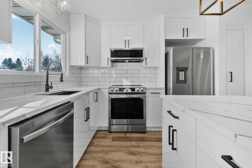 16 Larose Drive, St. Albert, AB - Indoor Photo Showing Kitchen With Stainless Steel Kitchen With Upgraded Kitchen