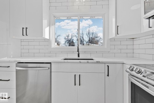16 Larose Drive, St. Albert, AB - Indoor Photo Showing Kitchen