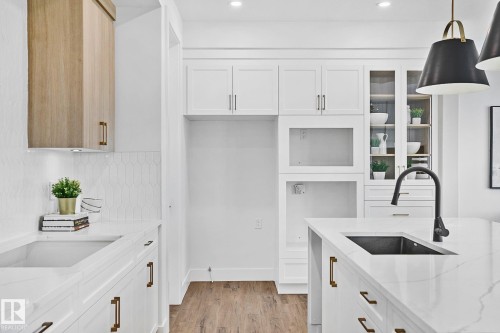 6620 Crawford Landing Landing, Edmonton, AB - Indoor Photo Showing Kitchen