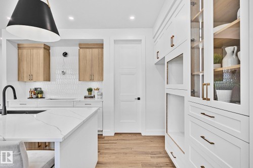 6620 Crawford Landing Landing, Edmonton, AB - Indoor Photo Showing Kitchen