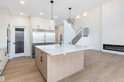 1084 Cristall Crescent, Edmonton, AB - Indoor Photo Showing Kitchen With Upgraded Kitchen