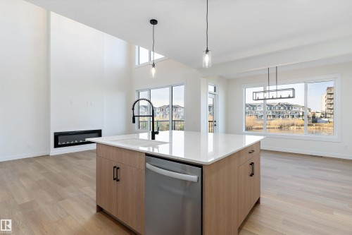1084 Cristall Crescent, Edmonton, AB - Indoor Photo Showing Kitchen