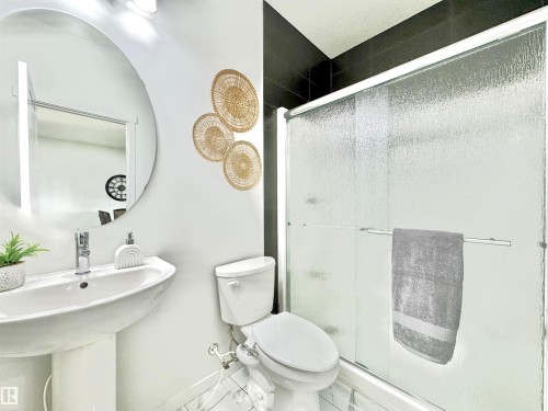 1636 14 Street, Edmonton, AB - Indoor Photo Showing Bathroom