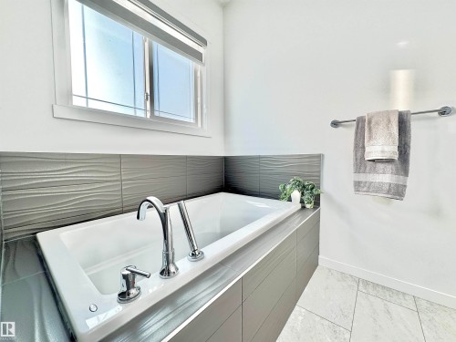 1636 14 Street, Edmonton, AB - Indoor Photo Showing Bathroom