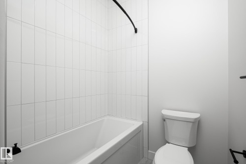 6884 Knox Loop Sw, Edmonton, AB - Indoor Photo Showing Bathroom