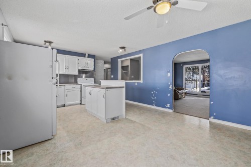 60 Fair Oaks Drive, St. Albert, AB - Indoor Photo Showing Kitchen