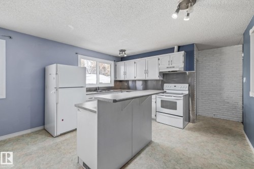 60 Fair Oaks Drive, St. Albert, AB - Indoor Photo Showing Kitchen