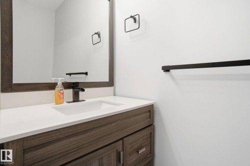 1333 Graydon Hill Way, Edmonton, AB - Indoor Photo Showing Bathroom