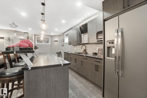 1333 Graydon Hill Way, Edmonton, AB - Indoor Photo Showing Kitchen With Upgraded Kitchen