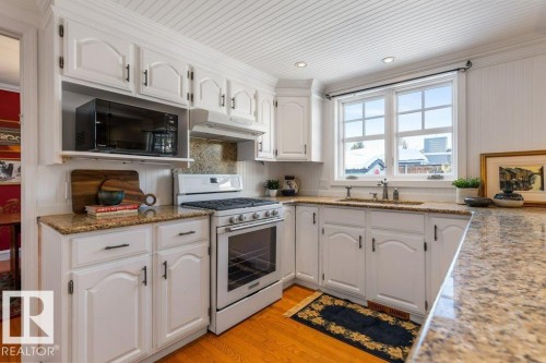 29 Woodlands Road, St. Albert, AB - Indoor Photo Showing Kitchen