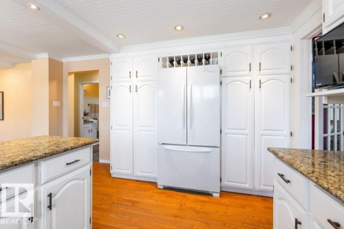 29 Woodlands Road, St. Albert, AB - Indoor Photo Showing Kitchen