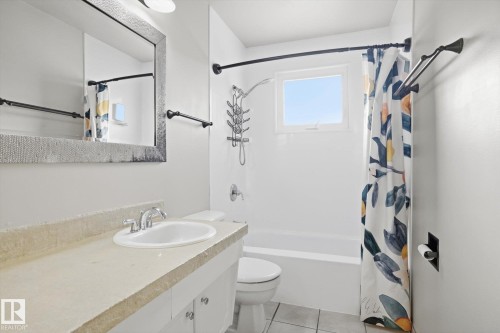 7807 145 Avenue, Edmonton, AB - Indoor Photo Showing Bathroom