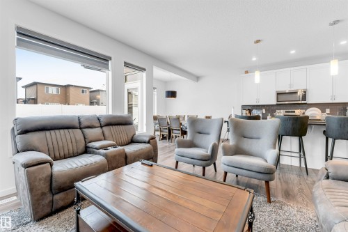 933 Mcconachie Boulevard, Edmonton, AB - Indoor Photo Showing Living Room